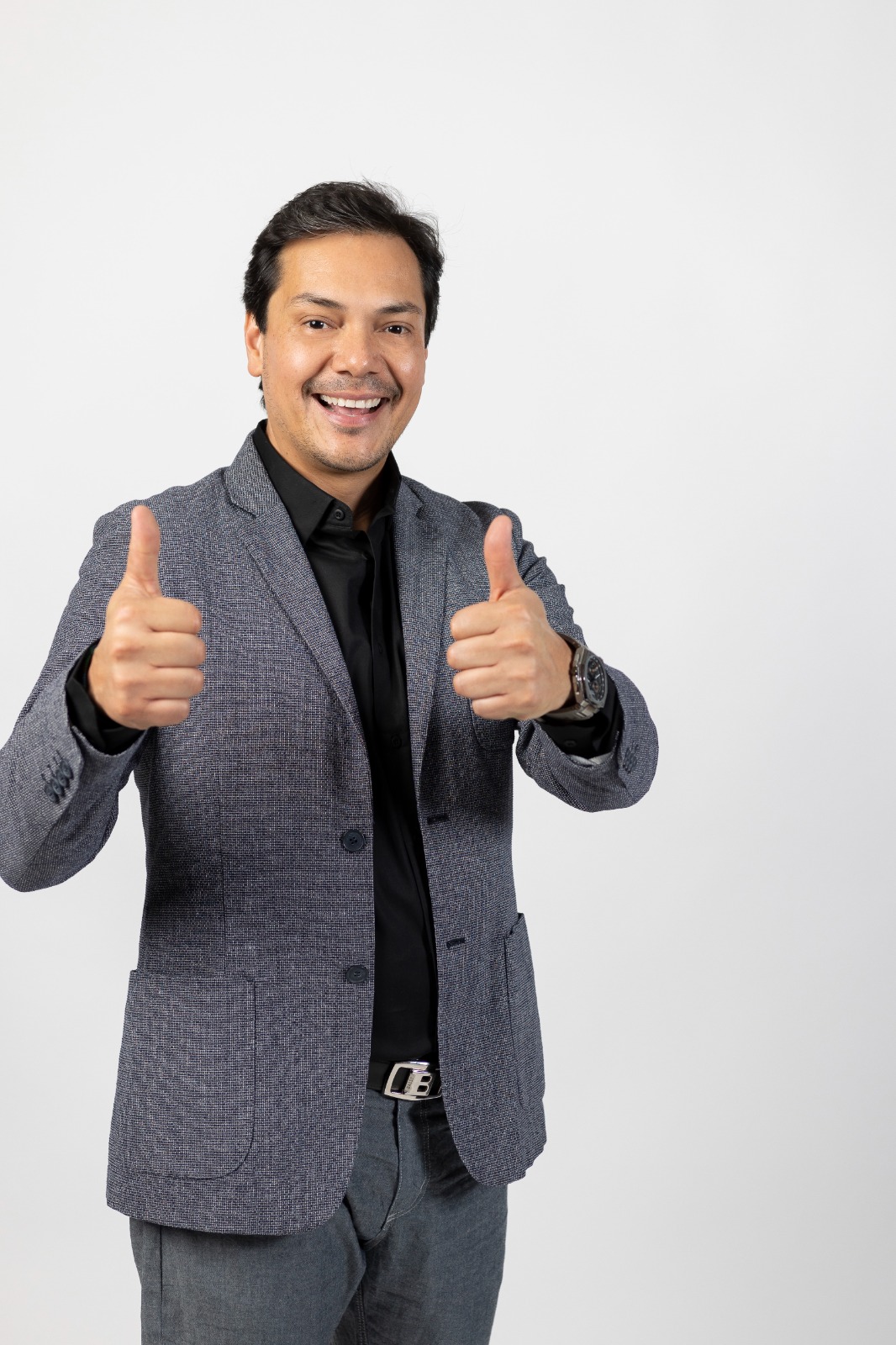 Dr. David Alcántar, pulgares arriba — cierre cálido
