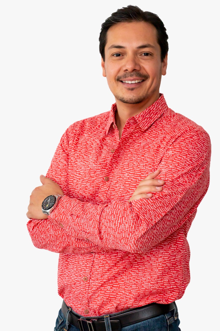 Dr. David Alcántar, camisa roja, retrato cálido