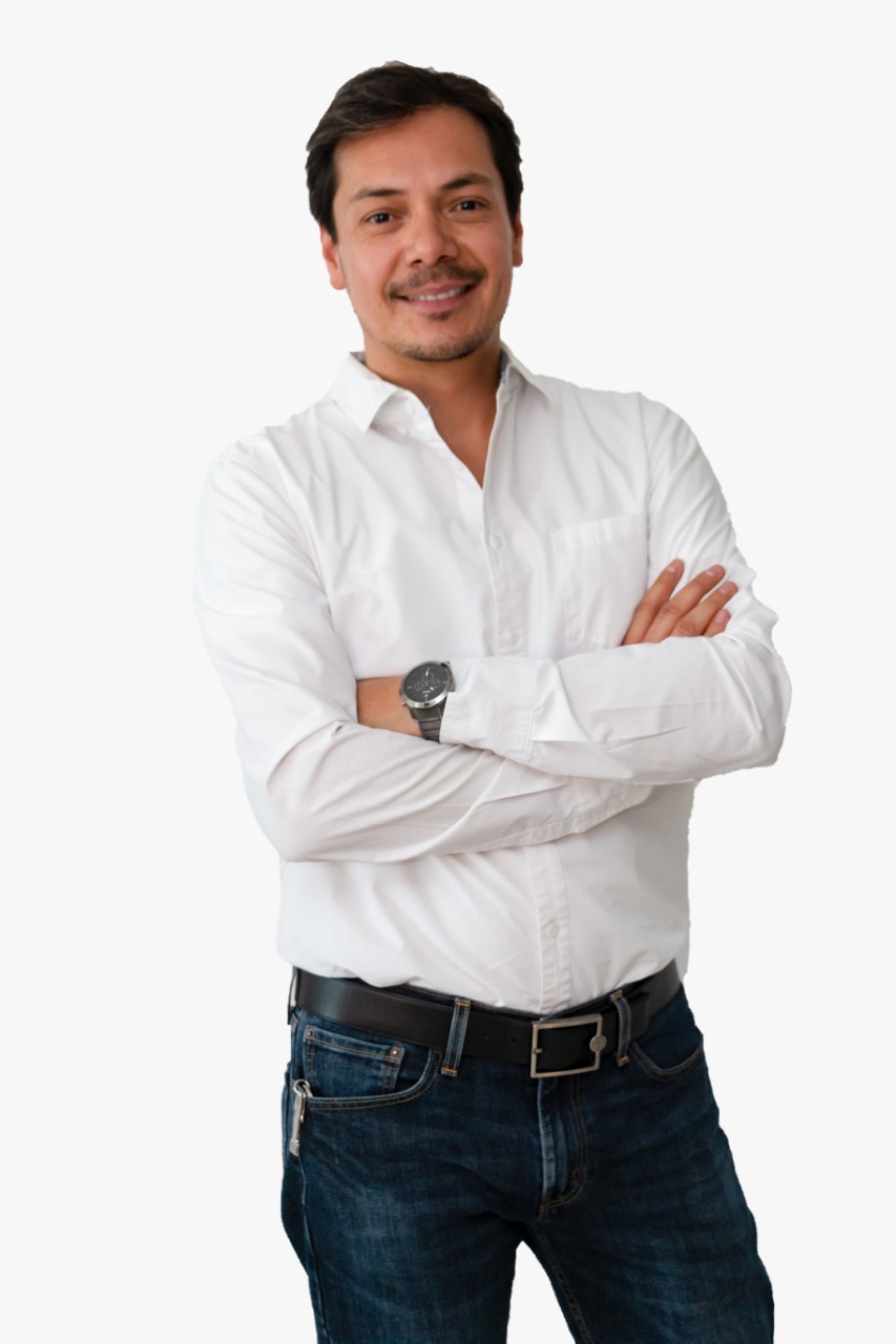 Dr. David Alcántar Sánchez, camisa blanca, brazos cruzados