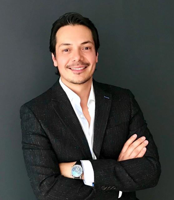 Dr. David Alcántar — traje negro, fondo oscuro